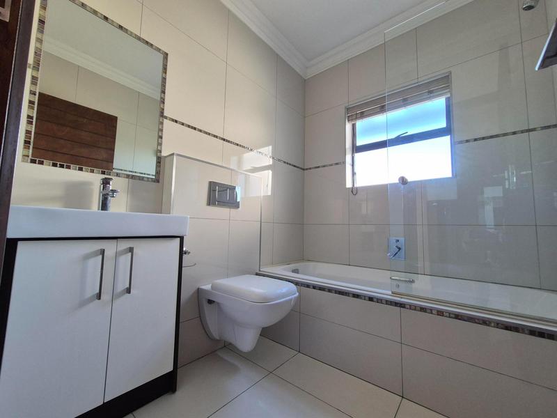 To Let 3 Bedroom Property for Rent in Bloubergrant Western Cape